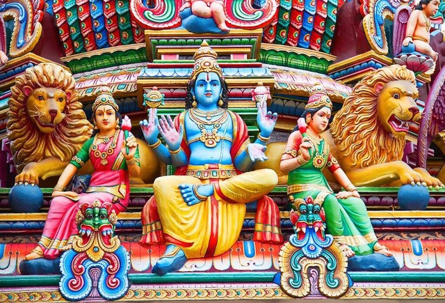 Bunte Statuen: die Welt der hinduistischen Gtter ist farbenfroh  | Foto: swisshippo (Fotolia)