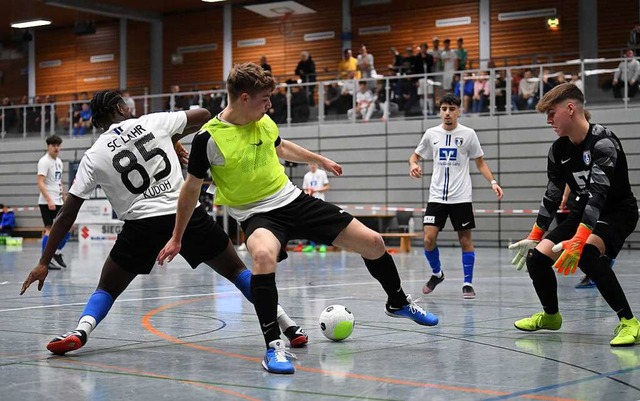 Futsal ist hierzulande noch nicht sond...nioren mit dem sprungoptimierten Ball.  | Foto: Wolfgang Kuenstle