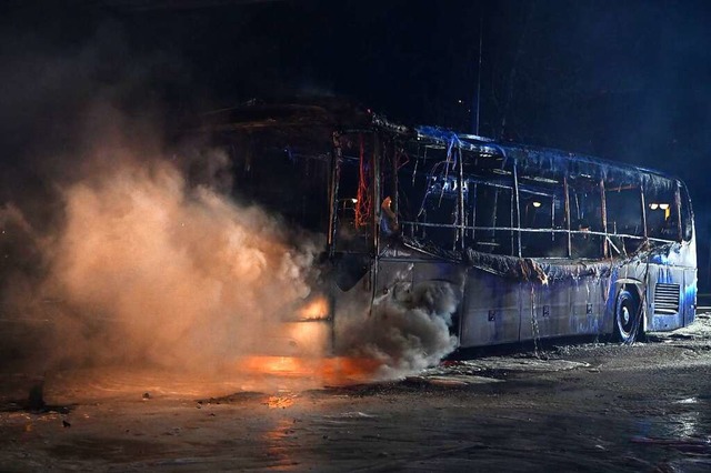 Feuerwehrmnner lschen an der Sonnena...von Unbekannten angezndet worden war.  | Foto: Paul Zinken (dpa)