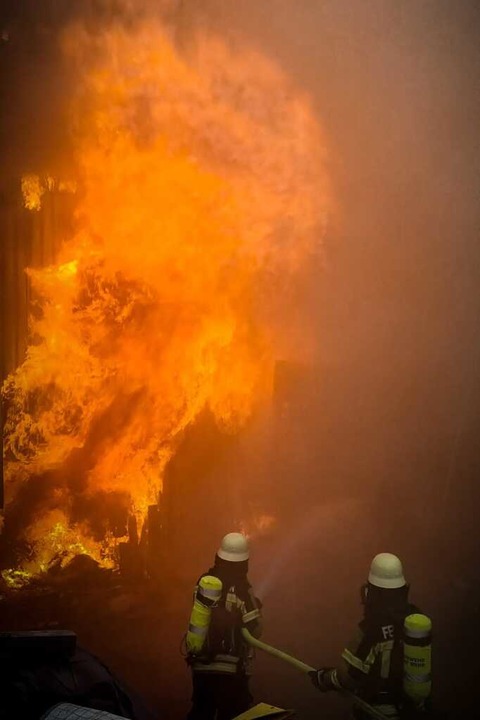 Im Inneren der Werkshalle waren immer wieder Explosionen zu hren.  | Foto: Feuerwehr Wehr
