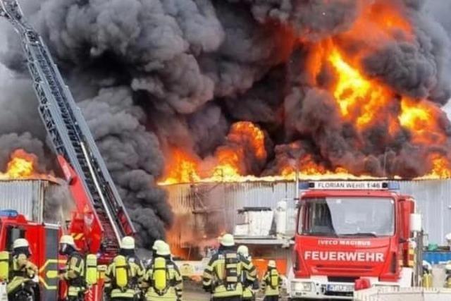 Feuerwehren bringen Brand einer Fabrikhalle in Wehr unter Kontrolle