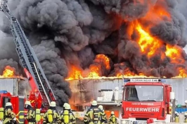 Feuerwehren aus der ganzen Region sind in Wehr im Landkreis Waldshut im Einsatz.  | Foto: Feuerwehr Wehr