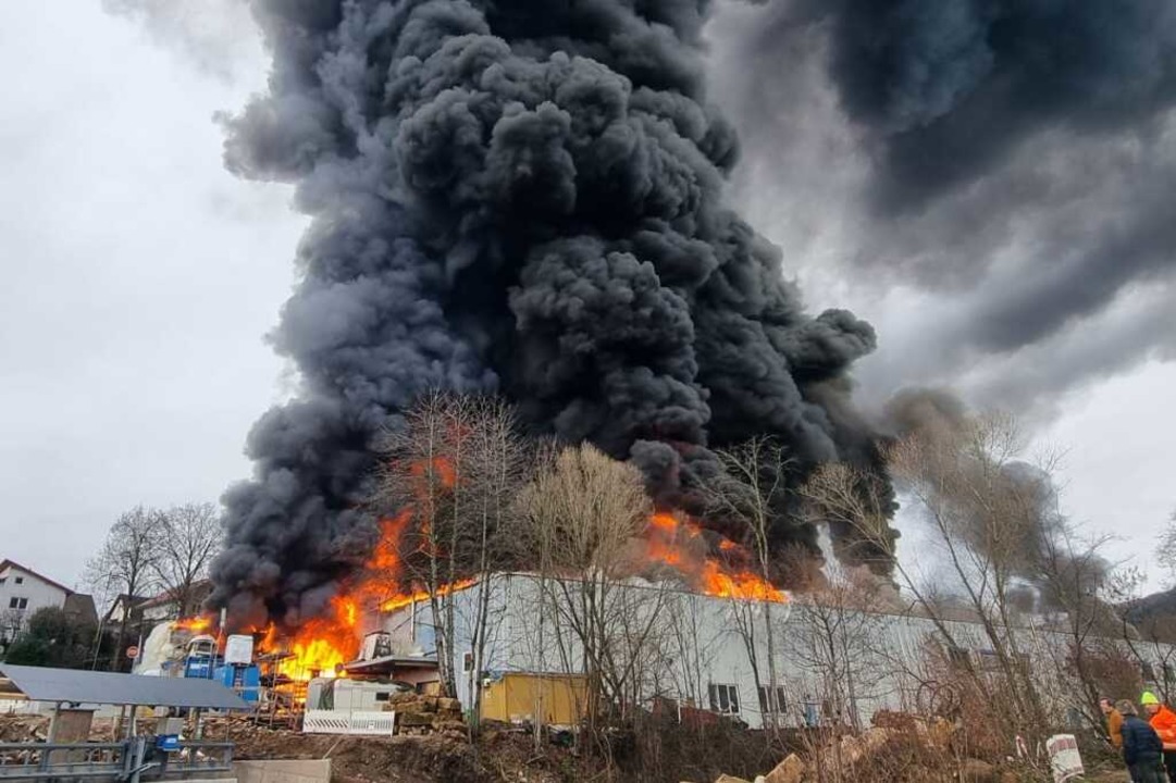 Anwohner wurden gebeten, ihre Huser zu verlassen.  | Foto: Feuerwehr Wehr