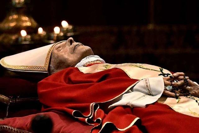 Fotos: Tausende kommen zur Aufbahrung von Benedikt XVI. in den Vatikan