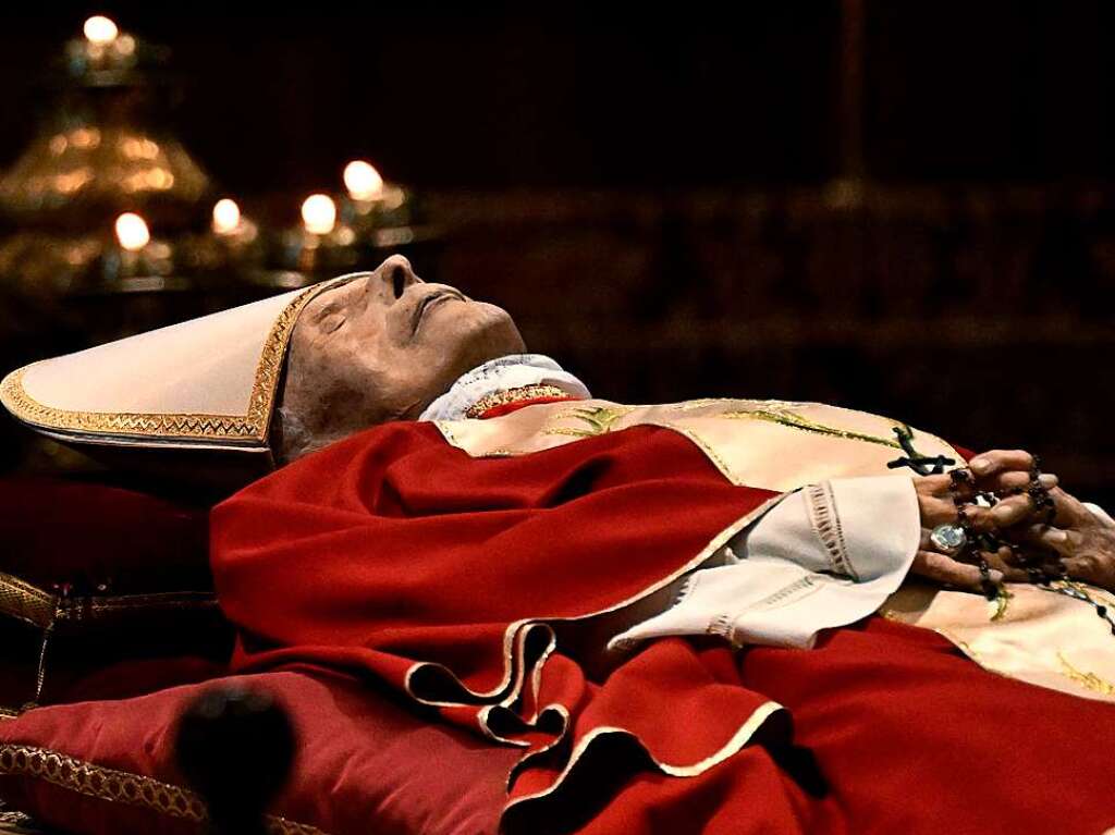 Seit Montagmorgen knnen sich Glubige im Petersdom vom emeritierten Papst Benedikt XVI. verabschieden.