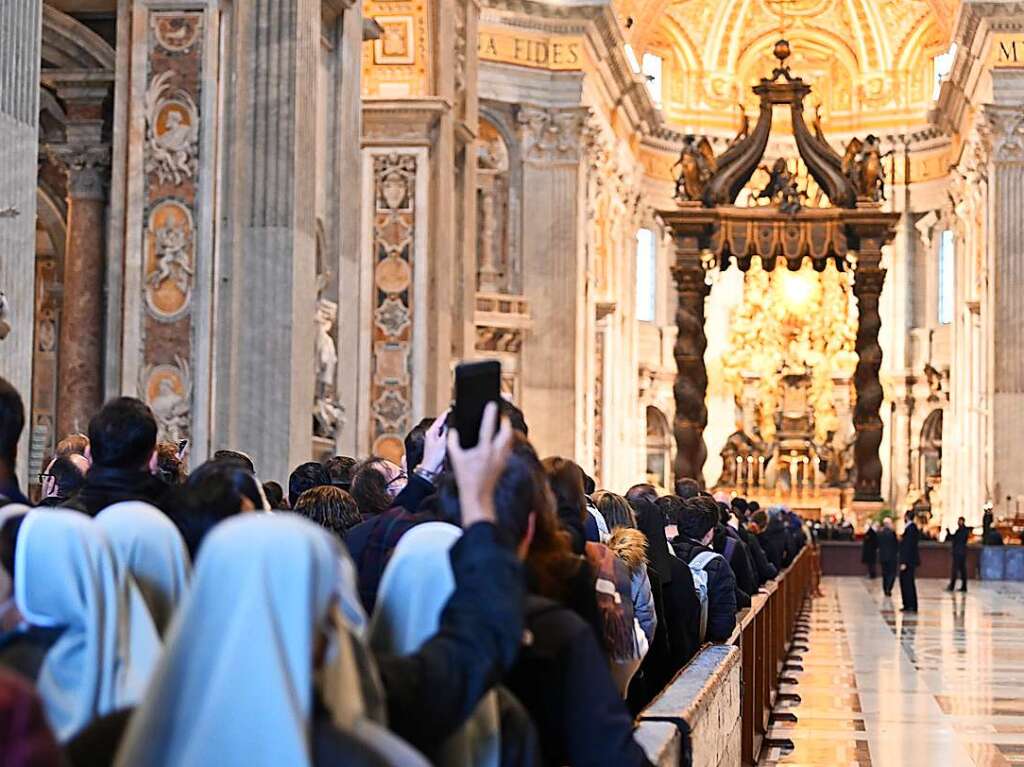 Seit Montagmorgen knnen sich Glubige im Petersdom vom emeritierten Papst Benedikt XVI. verabschieden.