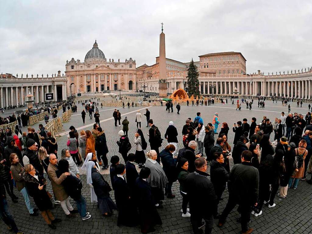 Seit Montagmorgen knnen sich Glubige im Petersdom vom emeritierten Papst Benedikt XVI. verabschieden.