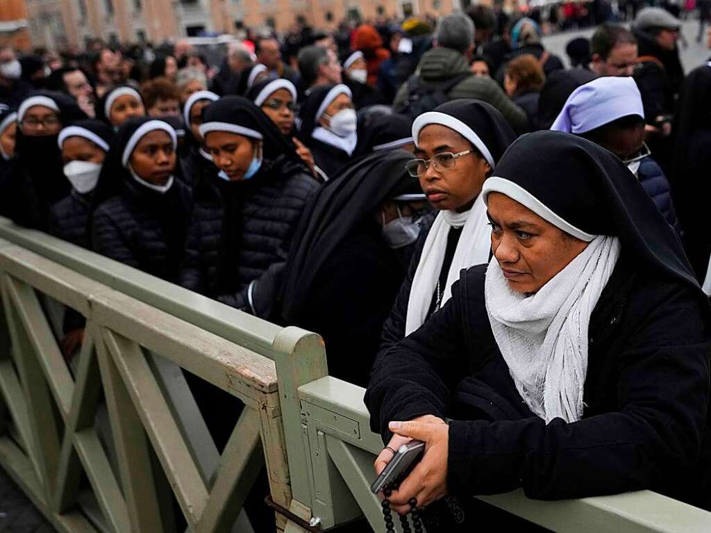 Seit Montagmorgen knnen sich Glubige im Petersdom vom emeritierten Papst Benedikt XVI. verabschieden.