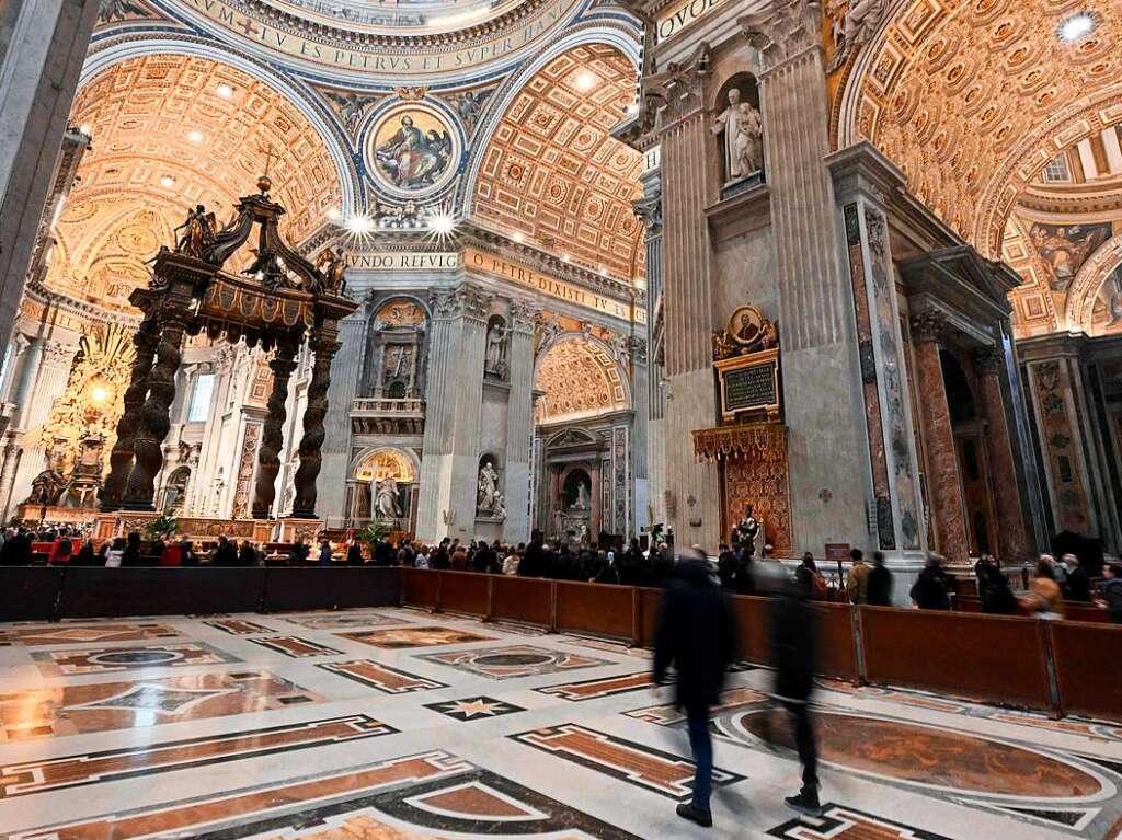 Seit Montagmorgen knnen sich Glubige im Petersdom vom emeritierten Papst Benedikt XVI. verabschieden.