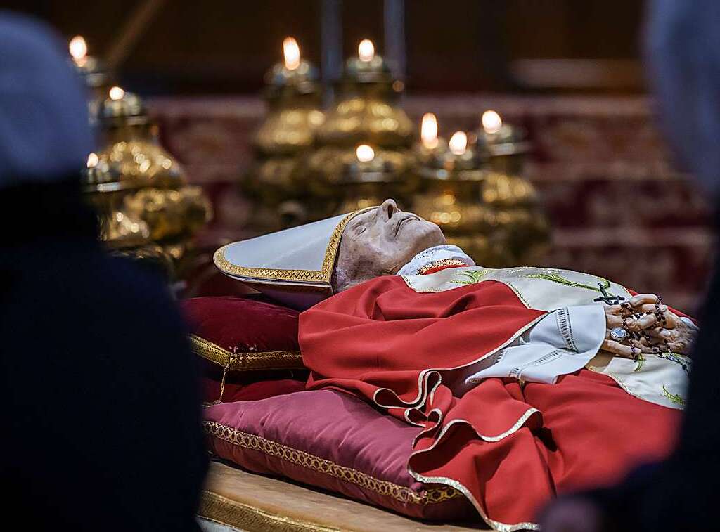 Seit Montagmorgen knnen sich Glubige im Petersdom vom emeritierten Papst Benedikt XVI. verabschieden.