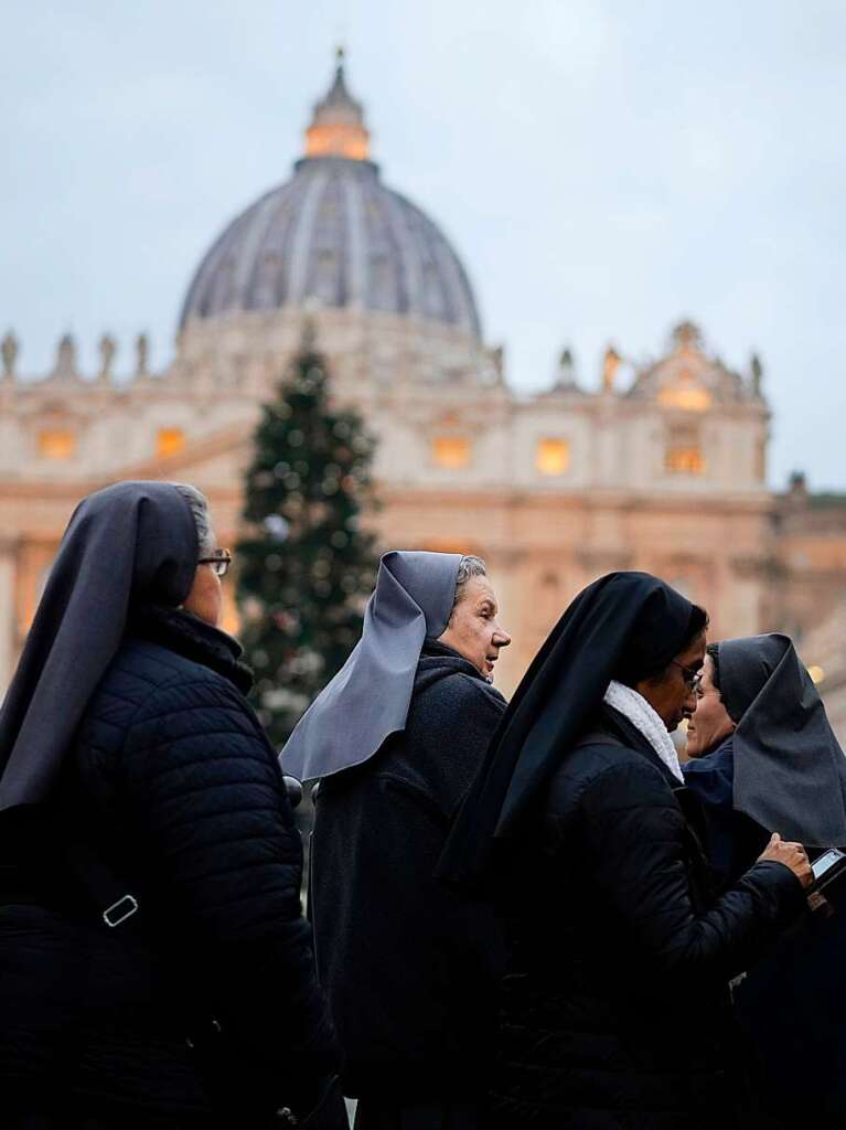 Seit Montagmorgen knnen sich Glubige im Petersdom vom emeritierten Papst Benedikt XVI. verabschieden.