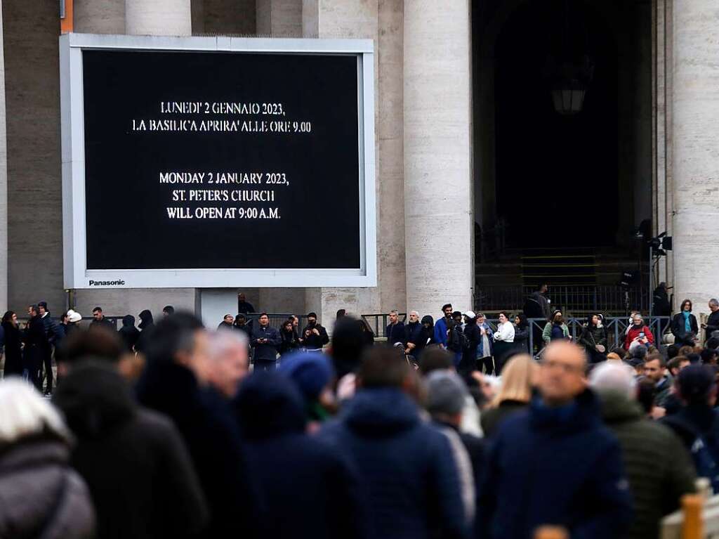 Seit Montagmorgen knnen sich Glubige im Petersdom vom emeritierten Papst Benedikt XVI. verabschieden.