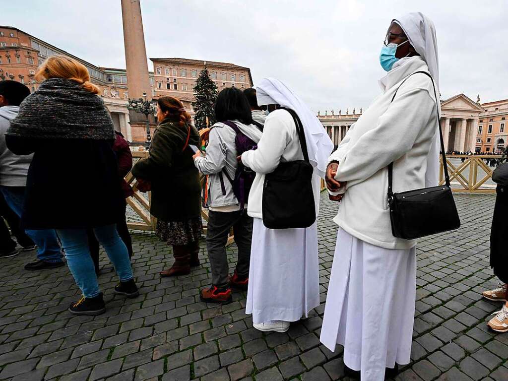 Seit Montagmorgen knnen sich Glubige im Petersdom vom emeritierten Papst Benedikt XVI. verabschieden.