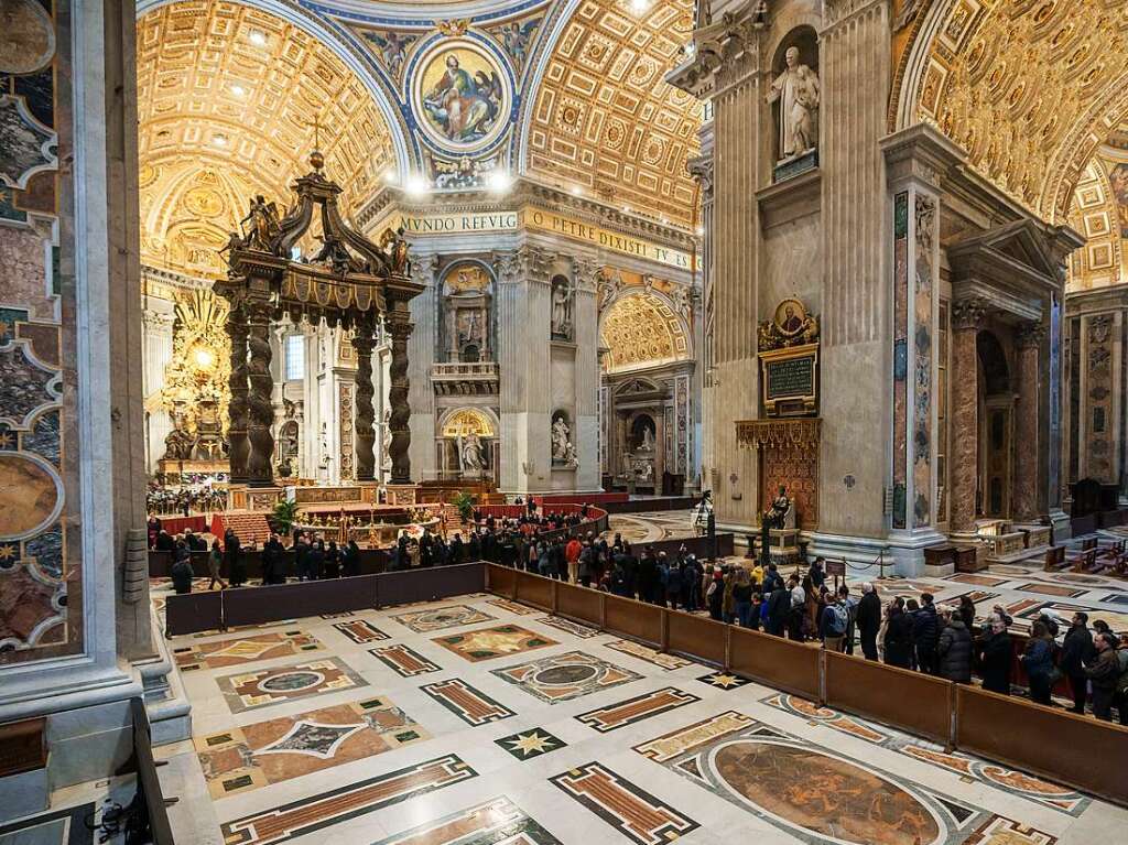 Seit Montagmorgen knnen sich Glubige im Petersdom vom emeritierten Papst Benedikt XVI. verabschieden.