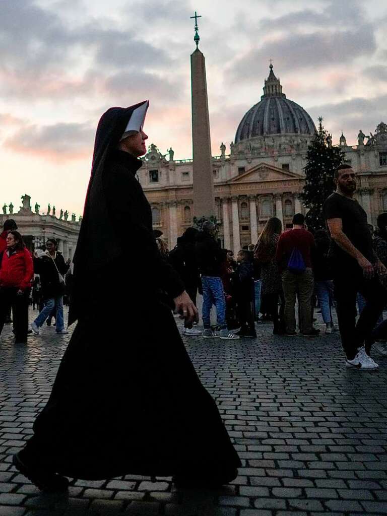 Seit Montagmorgen knnen sich Glubige im Petersdom vom emeritierten Papst Benedikt XVI. verabschieden.