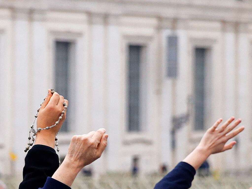 Seit Montagmorgen knnen sich Glubige im Petersdom vom emeritierten Papst Benedikt XVI. verabschieden.