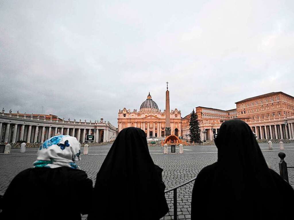 Seit Montagmorgen knnen sich Glubige im Petersdom vom emeritierten Papst Benedikt XVI. verabschieden.