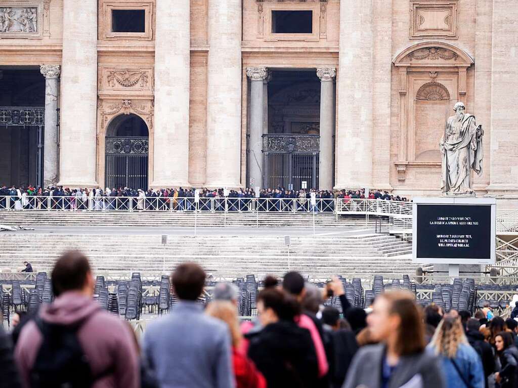 Seit Montagmorgen knnen sich Glubige im Petersdom vom emeritierten Papst Benedikt XVI. verabschieden.