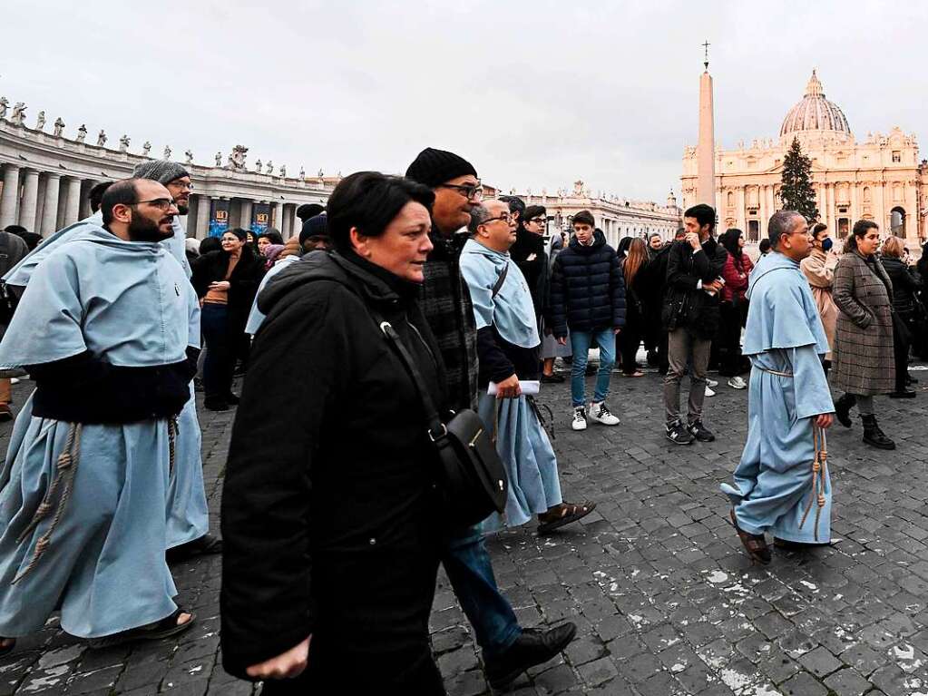 Seit Montagmorgen knnen sich Glubige im Petersdom vom emeritierten Papst Benedikt XVI. verabschieden.