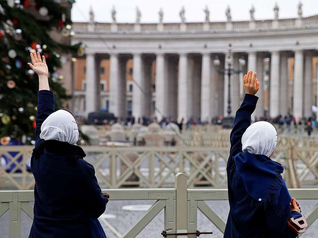 Seit Montagmorgen knnen sich Glubige im Petersdom vom emeritierten Papst Benedikt XVI. verabschieden.