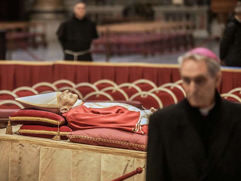 Seit Montagmorgen knnen sich Glubige im Petersdom vom emeritierten Papst Benedikt XVI. verabschieden.