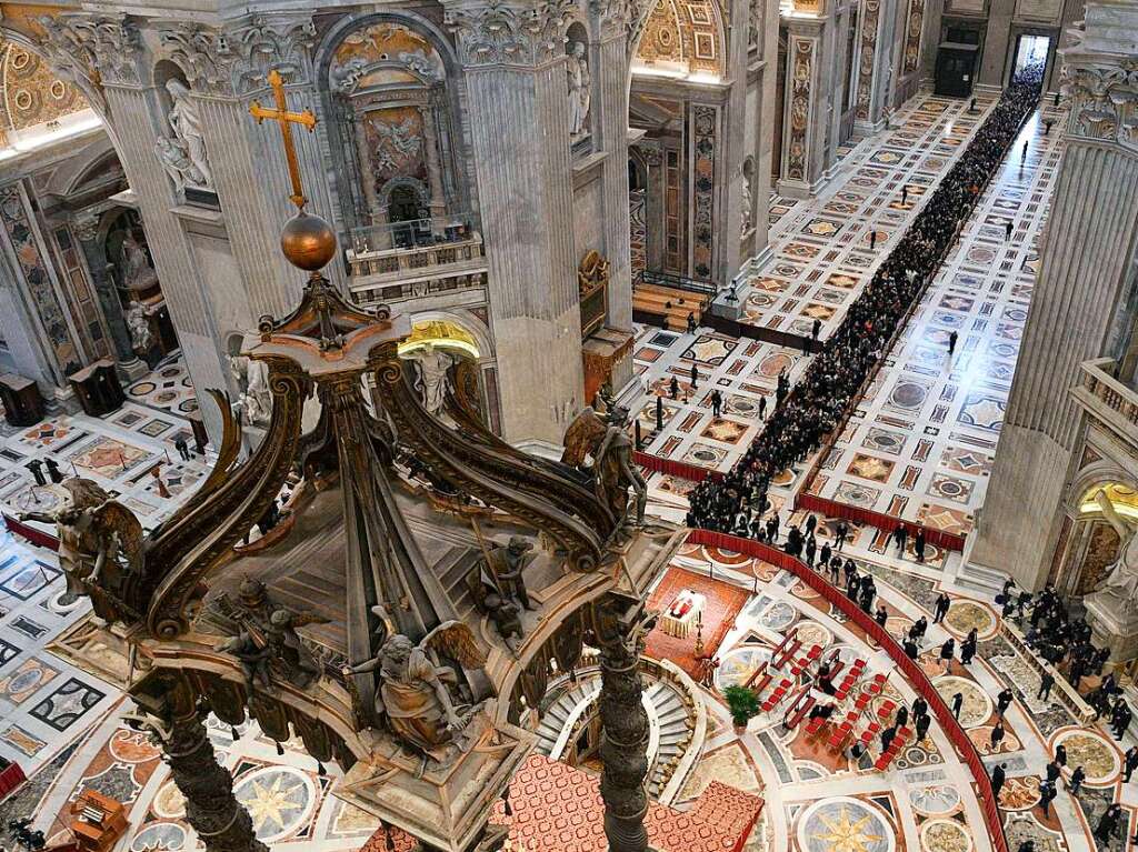 Seit Montagmorgen knnen sich Glubige im Petersdom vom emeritierten Papst Benedikt XVI. verabschieden.