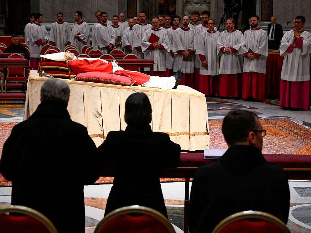 Seit Montagmorgen knnen sich Glubige im Petersdom vom emeritierten Papst Benedikt XVI. verabschieden.