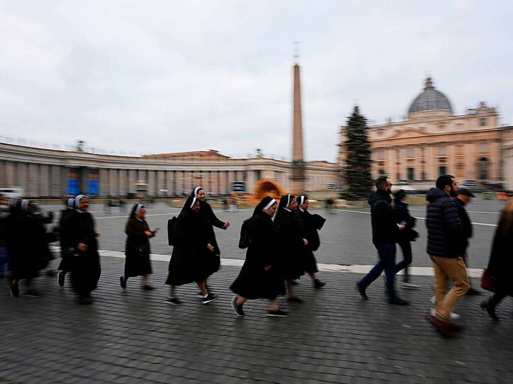 Seit Montagmorgen knnen sich Glubige im Petersdom vom emeritierten Papst Benedikt XVI. verabschieden.