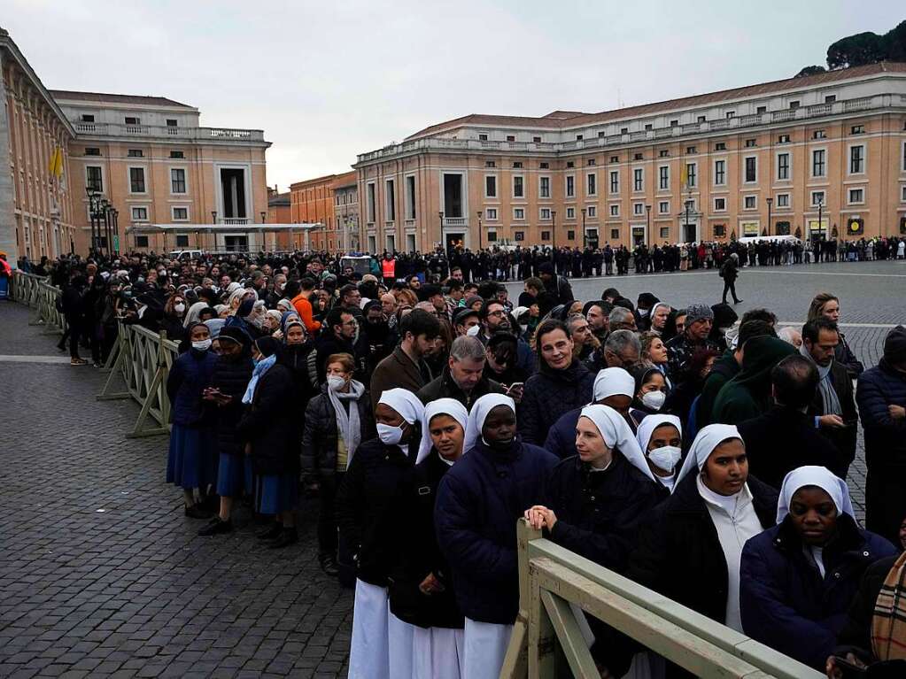 Seit Montagmorgen knnen sich Glubige im Petersdom vom emeritierten Papst Benedikt XVI. verabschieden.