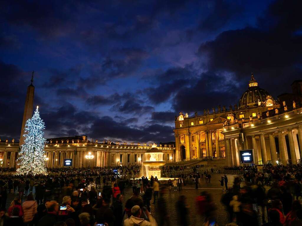 Seit Montagmorgen knnen sich Glubige im Petersdom vom emeritierten Papst Benedikt XVI. verabschieden.