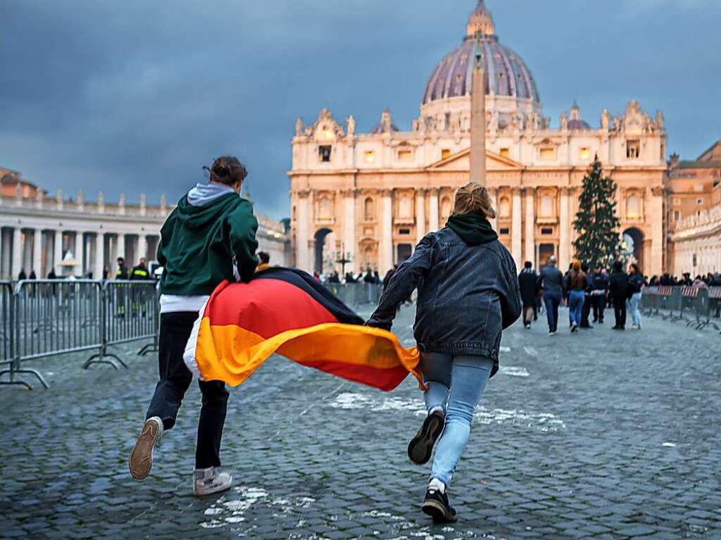 Seit Montagmorgen knnen sich Glubige im Petersdom vom emeritierten Papst Benedikt XVI. verabschieden.