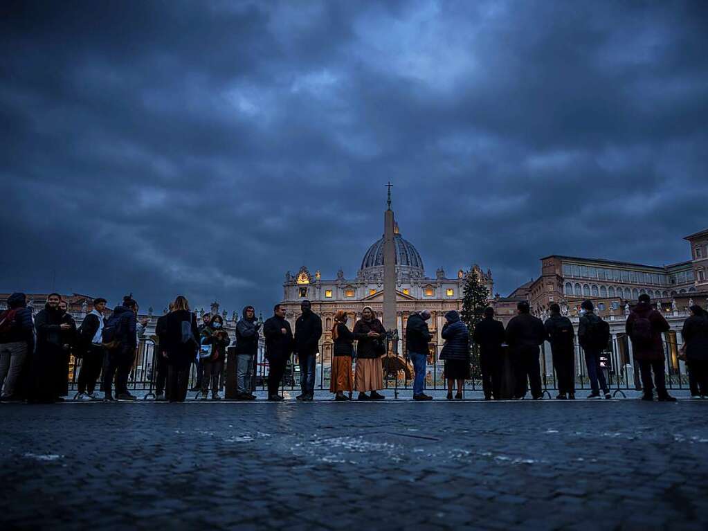 Seit Montagmorgen knnen sich Glubige im Petersdom vom emeritierten Papst Benedikt XVI. verabschieden.