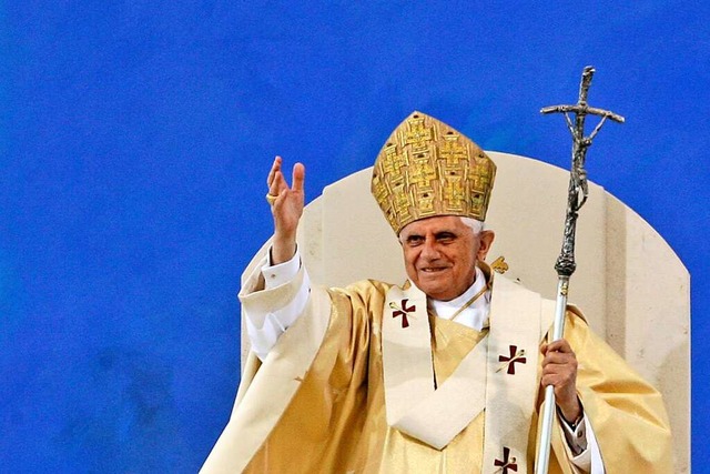 Hier zusehen ist der ehemalige Papst B...m Ruhestand, daher gab es zwei Ppste.  | Foto: Markus Schreiber (dpa)