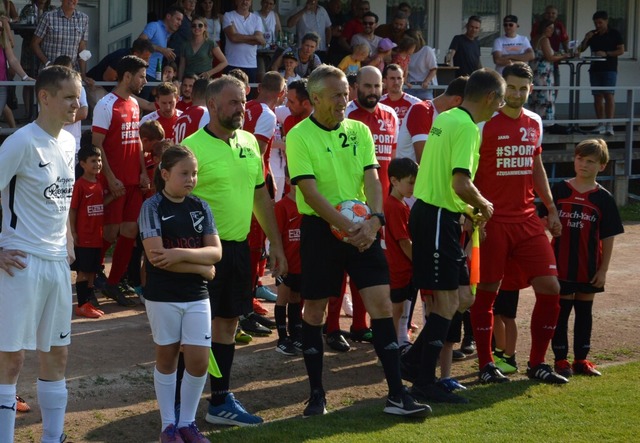 Drei Schiris in neongelben Shirts beim...chiedsrichter im oberen Elztal&#8220;.  | Foto: Tobias Winterhalter