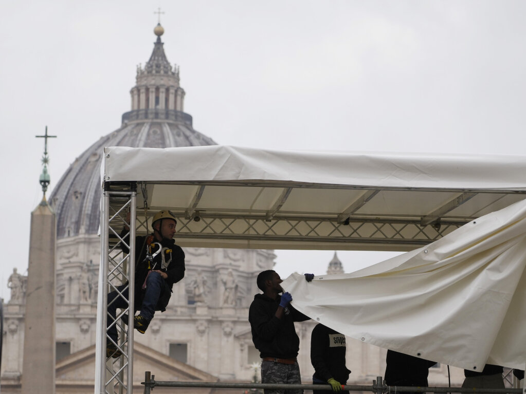 Seit Montagmorgen knnen sich Glubige im Petersdom vom emeritierten Papst Benedikt XVI. verabschieden.