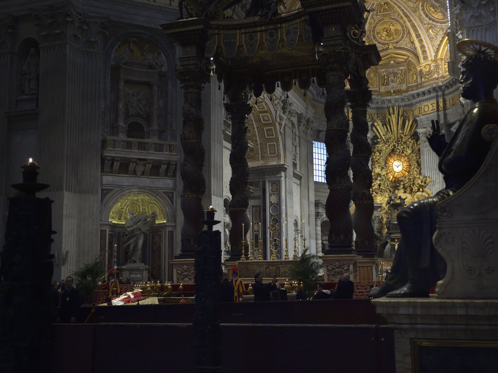 Seit Montagmorgen knnen sich Glubige im Petersdom vom emeritierten Papst Benedikt XVI. verabschieden.