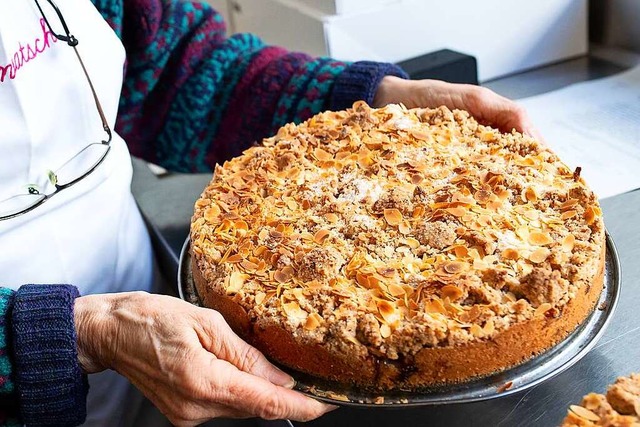 Auch mit dem Backen von Kuchen kann man sich engagieren.  | Foto: Sven Hoppe (dpa)