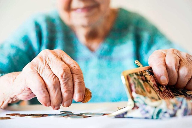 Um im Alter eine ausreichende Rente zu...n gerade Frauen rechtzeitig vorsorgen.  | Foto: kasto via www.imago-images.de