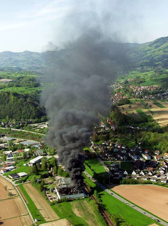 Der Brand auf dem Kostar-Gelnde im Mai 2005 aus der Luft  | Foto: Erich Meyer