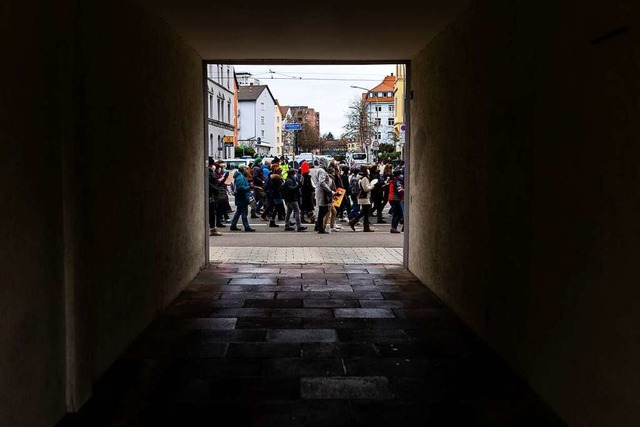 In Freiburg gehen Teilnehmer einer Dem...t immer bleibt es beim reinen Protest.  | Foto: Philipp von Ditfurth (dpa)