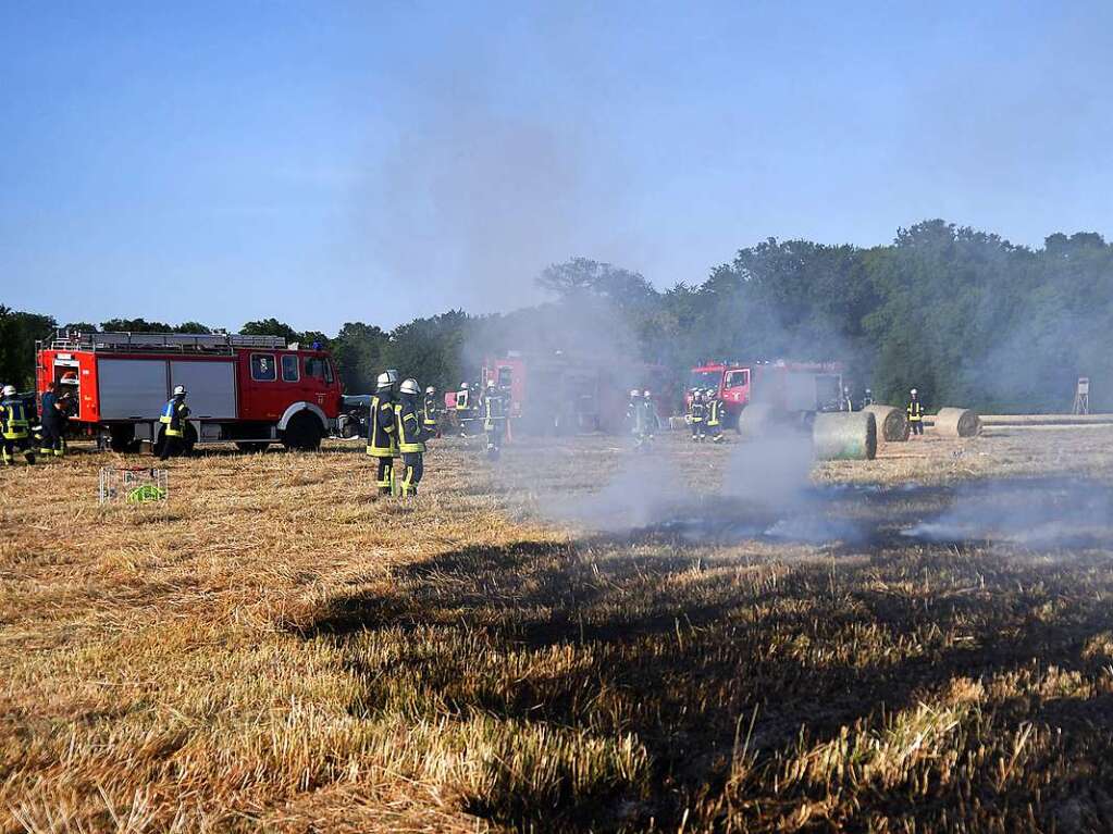 Vor dem heiesten Wochenende im Juni entstanden die ersten Flchenbrnde. So auch im Ortenaukreis, wo wenige hundert Meter nrdlich von Meienheim eine gemhte, vllig ausgetrocknete Wiese in Brand geriet. 47 Feuerwehrleute aus Meienheim, Krzell, Neuried und Lahr hatten gut eine Stunde mit den Lscharbeiten zu tun.