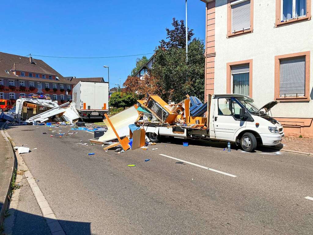 Spektakulrer Unfall: Ein Lastwagen hat mit seinem Auflieger ausgeholt und ein entgegenkommendes Wohnmobil gestreift. Bei dem Unfall im August wurde der Aufbau des Wohnmobils heruntergerissen.