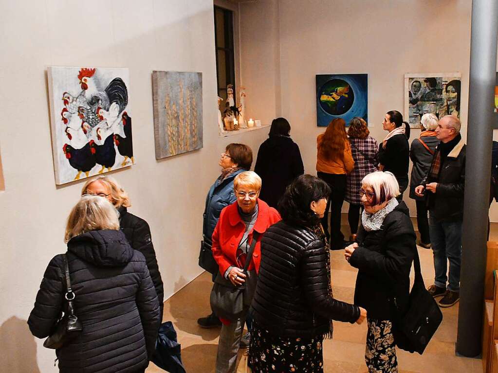 Besucherinnen und Besucher schauen sich die Werke der Ausstellung „Verrckte Welt“ an. Im November war die Vernissage.