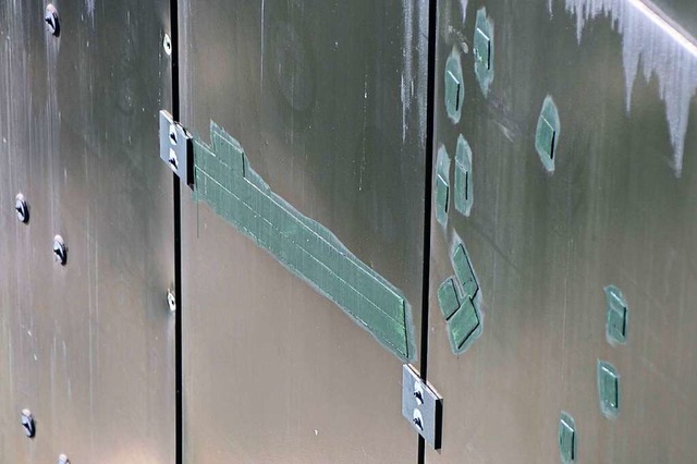 Die emaillierten Aluminium-Sanchwichpaneelen drohen abzustrzen.  | Foto: Stadt Lrrach, Stefan Heigl