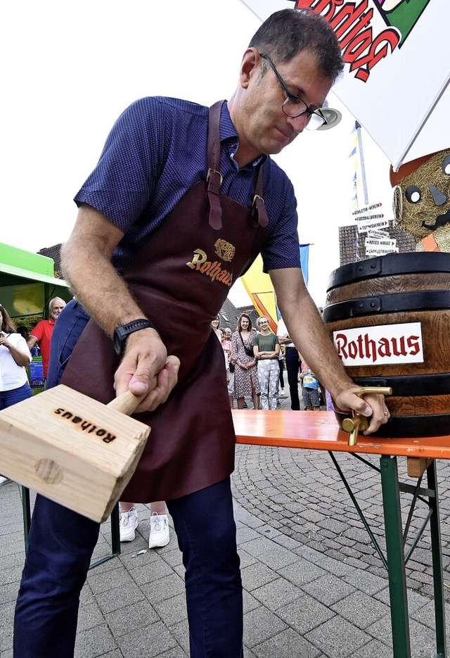 Fr gute Stimmung hat Brgermeister La...umbiswinkelfest das Bierfass anstach.   | Foto: Markus Zimmermann