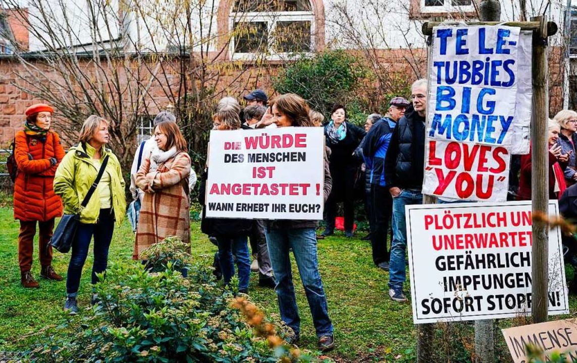 Mehr als 100 Menschen hatten vor dem P...in der Nähe von Mannheim demonstriert.  | Foto: Str (dpa)