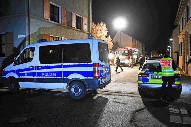 Autos von Polizei und Feuerwehr stehen in einem Wohngebiet in Hockenheim.  | Foto: Rene Priebe (dpa)