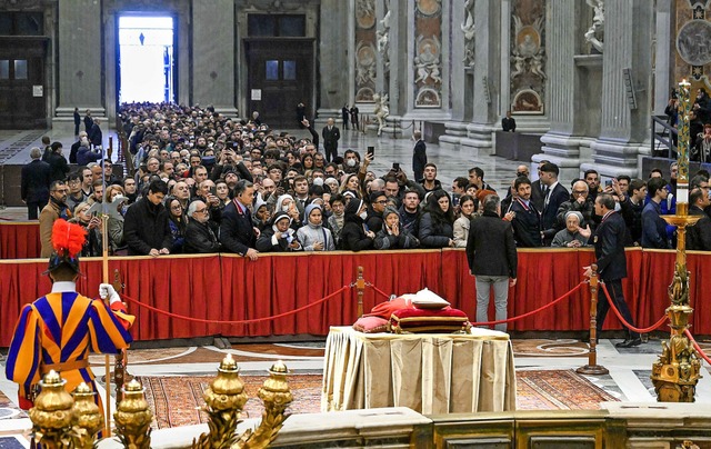 Beinahe endlos ist die Menschenmenge, ...bahrten frheren Papst Abschied nimmt.  | Foto: Simone Risoluti (dpa)