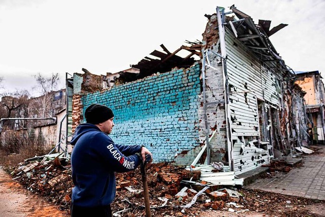 Ein Bewohner der ukrainischen Stadt Izium steht vor seinem zerstrten Haus.  | Foto: SAMEER AL-DOUMY (AFP)
