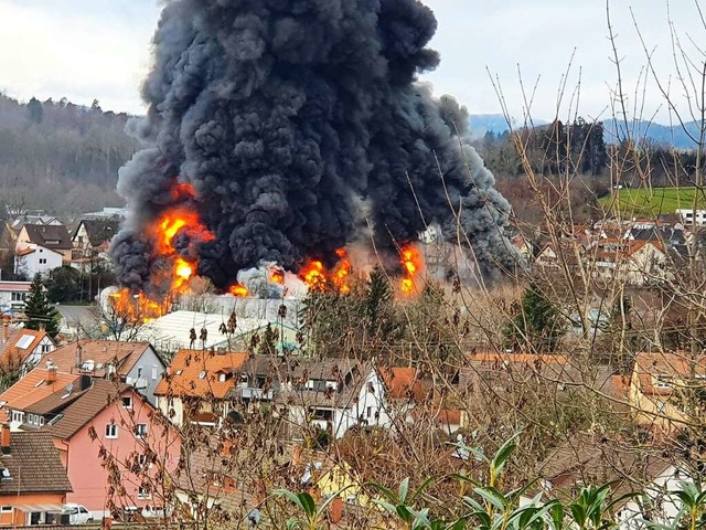 Ein Grobrand hat die Halle der Firma MUT Tschamber in Trmmer gelegt.  | Foto: Feuerwehr Murg